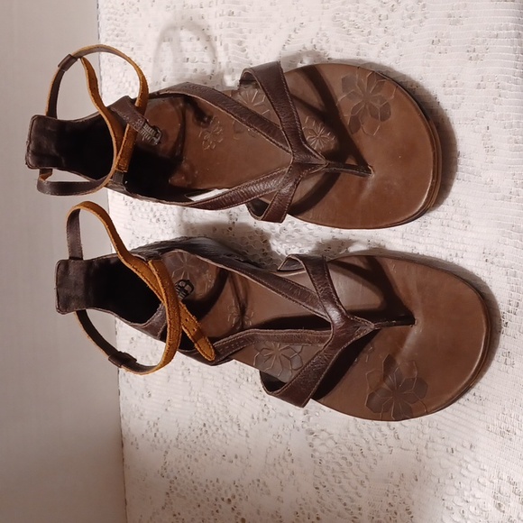 Merrell Sandles - Picture 2 of 5